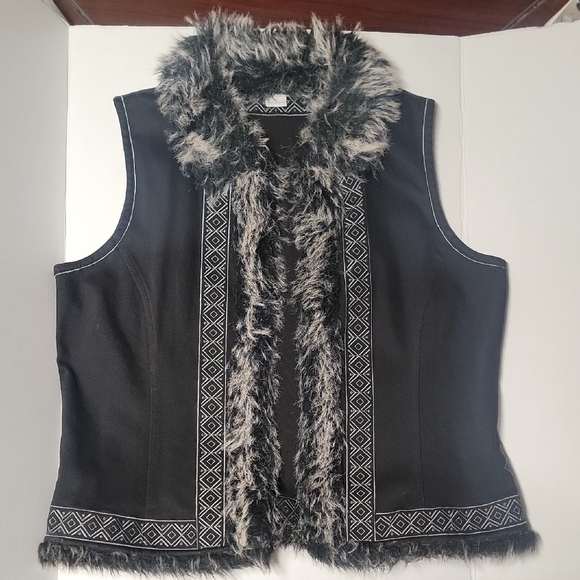 Trinity Jackets & Blazers - Women's Black Faux Fur Trim Vest